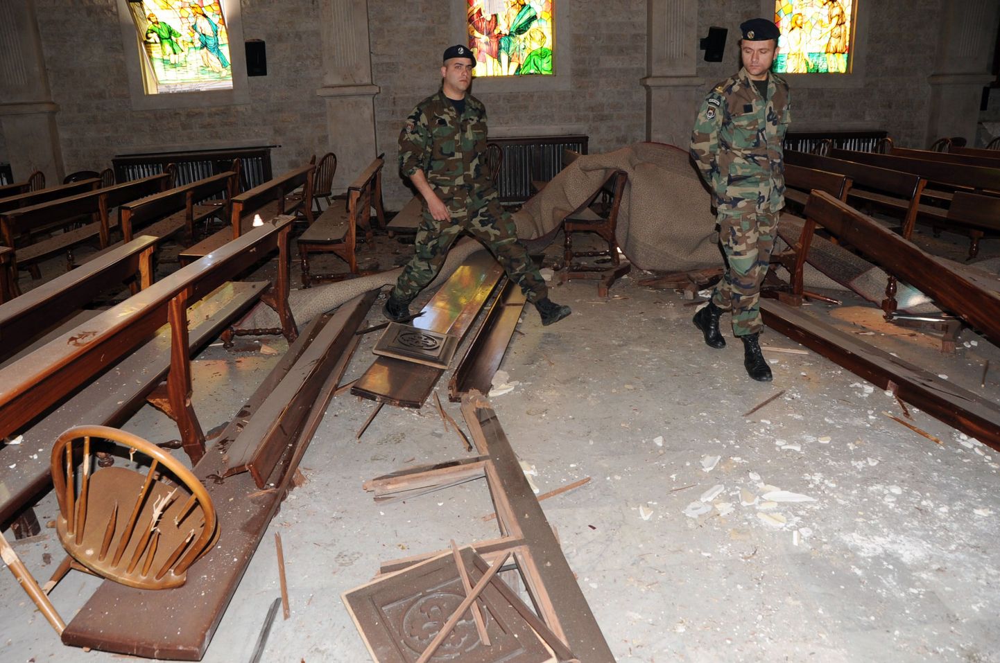 Liibanoni sõdurid uurivad Zahles Neitsi Maarja kirikut, mille sissepääsu juures plahvatas täna pomm.
