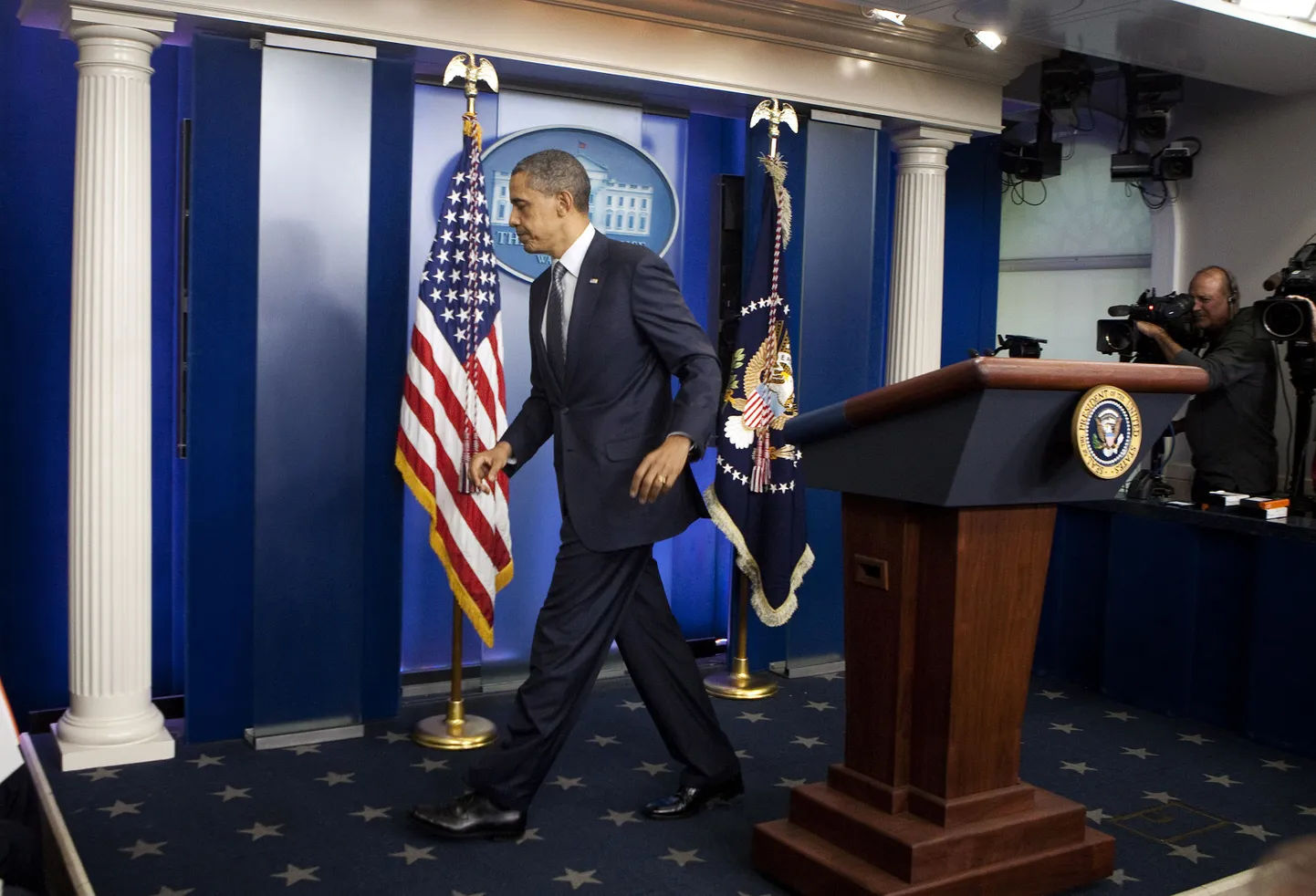 USA president Barack Obama lahkumas pressikonverentsilt, kus ta teatas viimaste USA sõjaväelaste lahkumisest Iraagist 2011. aasta lõpuks.