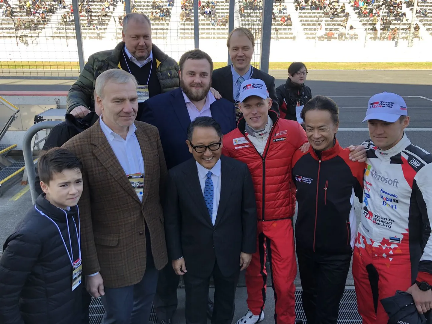 Eesti rallisõitjad Ott Tänak ja Martin Järveoja on haaranud ühele pildile veel ka Baruto, Eesti suursaadiku Jaapanis Väino Reinarti, Eesti judoliidu esindaja Janek Veeberi, Toyota presidendi Akio Toyoda ning asepresidendi Shigeki Tomoyama.