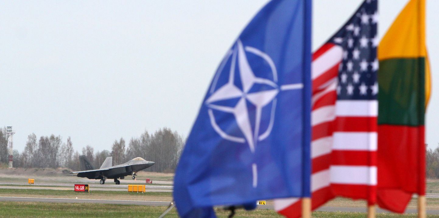 NATO, USA ja Leedu lipud Šiauliai õhuväebaasis.