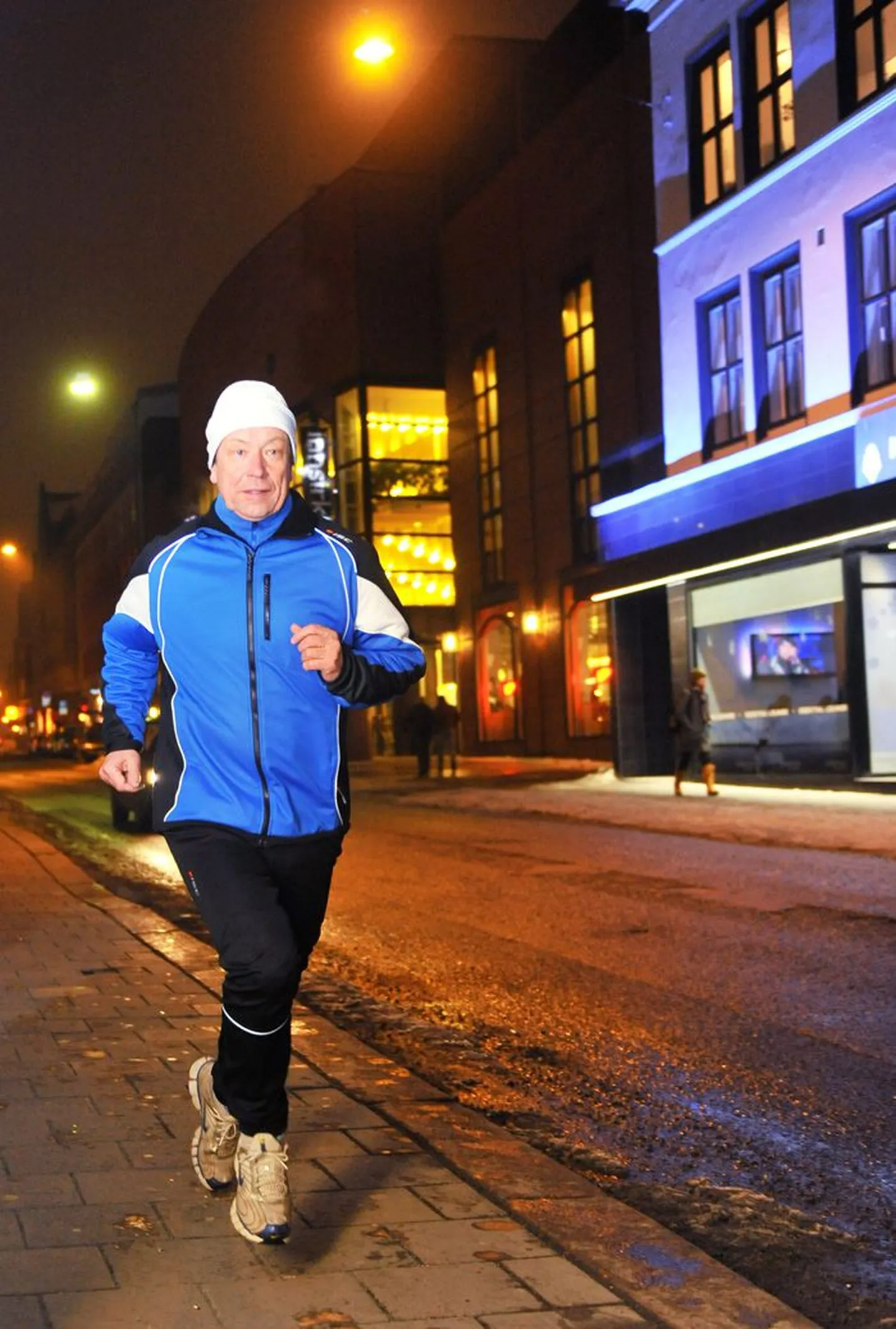 ETV spordireporter Lembitu Kuuse hoiab end vormis sörkjooksuga Oslo tänavatel.