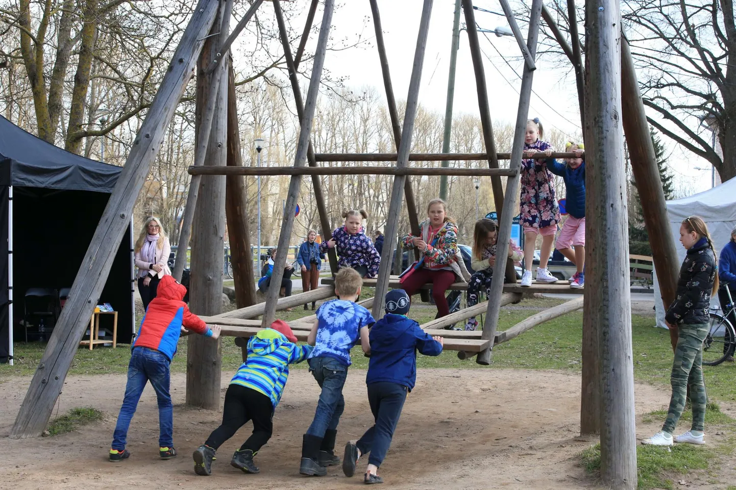 Supilinnas saab kiikuda ja teha palju muudki mõnusat.