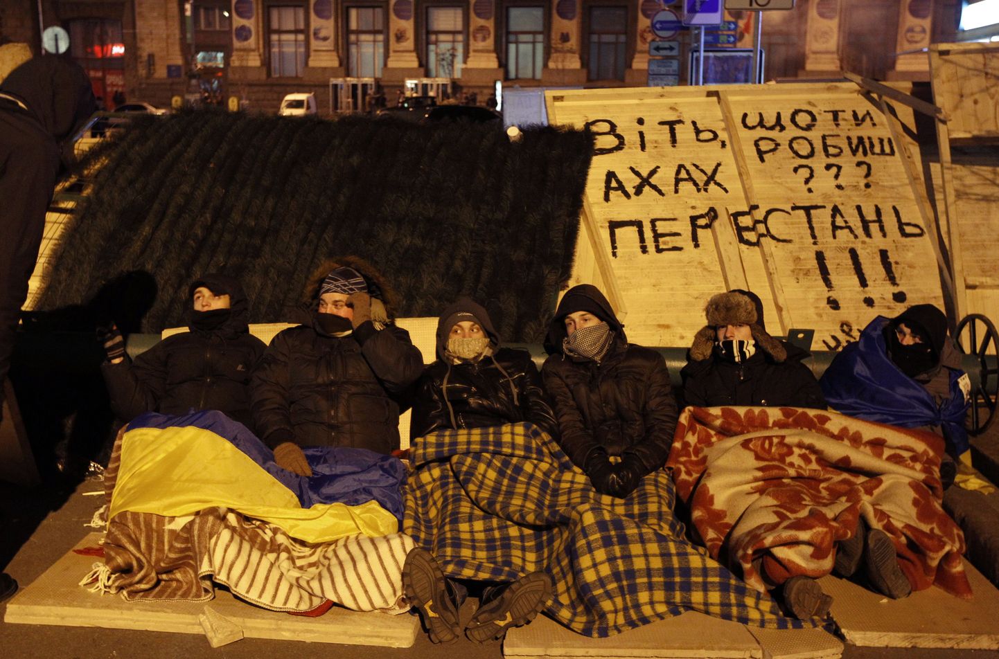 Meeleavaldajad lesisid barrikaadidel Kiievi kesklinnas Iseseisvuse väljakul ka ööl vastu tänast.