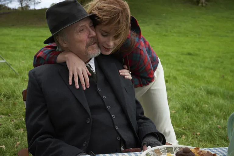 Näitlejad Christopher Walken ja Emily Blunt filmis «Wild mountain thyme.» Hiljuti USAs esilinastunud filmi on ohtralt kritiseeritud, kuna filmi tegevuspaik asub Iirimaal, kuid näitlejate iiri aksent on väga konarlik.