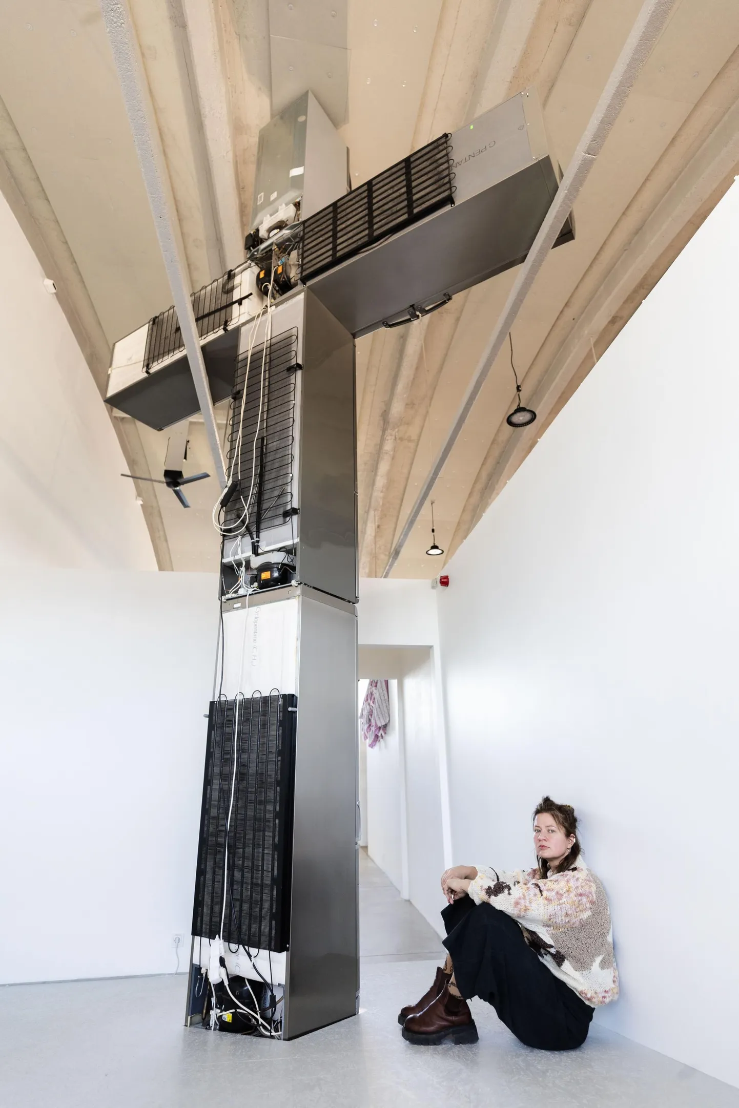 Flo Kasearu külmikutest komponeeritud installatsiooniga «Tuleviku reeded» (2025). Teosel on ka heli, mis viitab otseselt tuuleenergia ettevõtete sagedastele avaldustele, et paigaldatavate tuulikute heli pole valjem kui külmiku mürin.