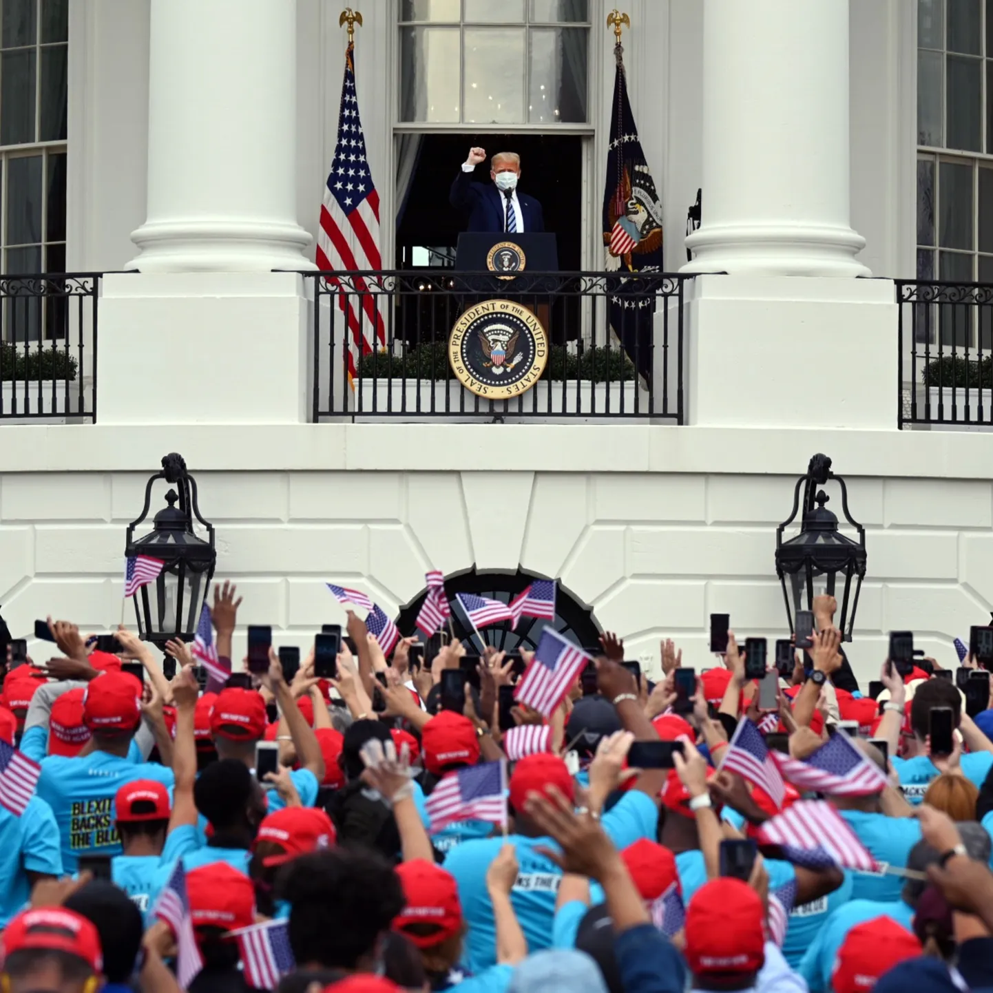 President Donald Trump Valge Maja rõdult toetajatele kõnelemas.