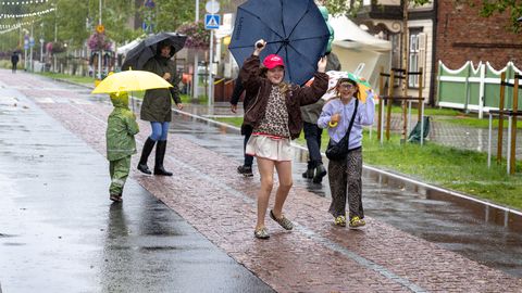 GALERII ⟩ Supeluse tänavafestival jäi ilma tõttu hõredaks, õhtune tants päästis päeva