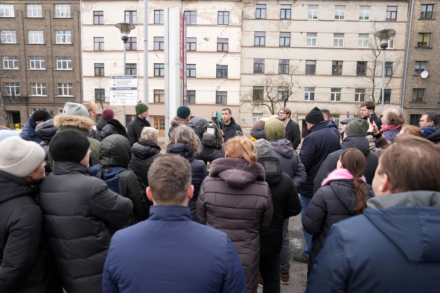 Rīgas mērs Mārtiņš Staķis rīko preses konferenci pie ēkas Krišjāņa Valdemāra ielā, kuras sienā izveidojušās plaisas