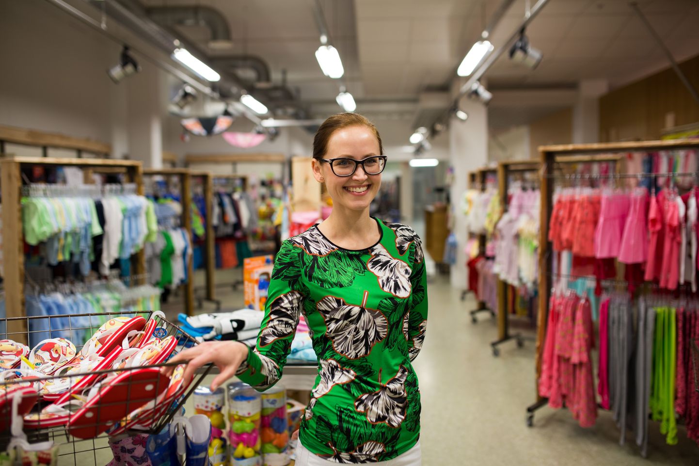 Lastepoe pidaja Annely Aavik ligi 2 aastat tagasi Viljandis avatud kaupluses.