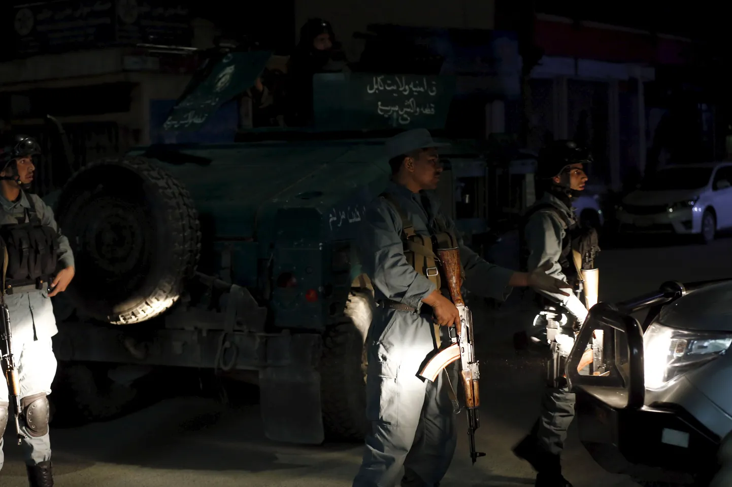 Politseinikud Kabulis võõrastemaja juures.
