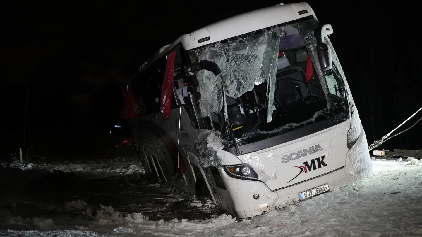 Kraavi sõitnud liinibuss Haljala–Rakvere maanteel. Õnnetuses sai vigastada neli inimest, neist kolm viidi haiglasse. Haiglaravi vajab üks inimene, kes andis ka positiivse koroonaproovi.