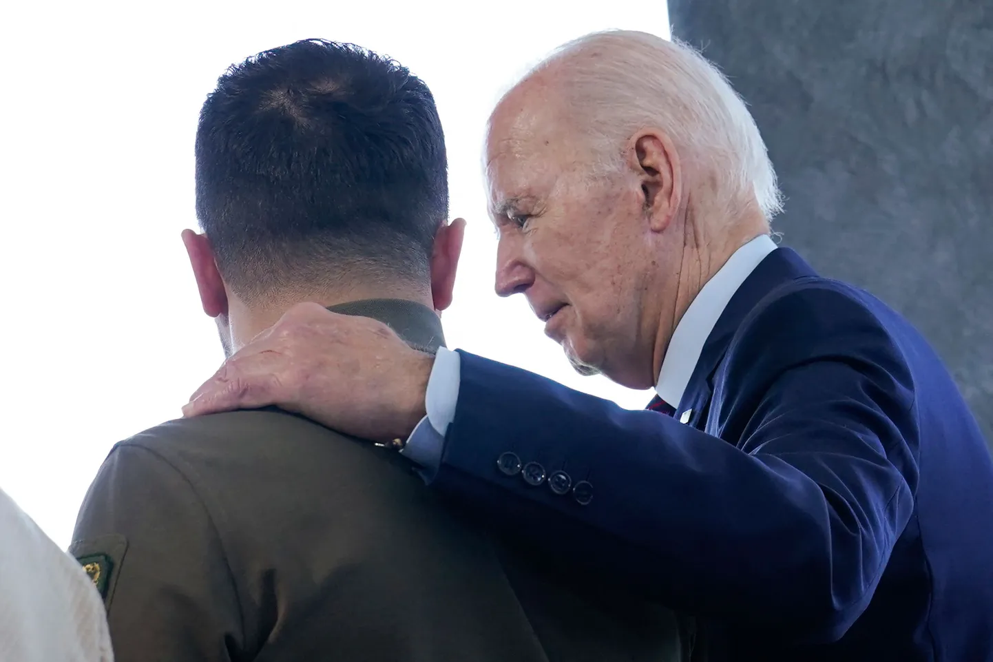 President Joe Biden (paremal) ja tema Ukraina ametivend Volodõmõr Zelenskõi (vasakul) arutavad sõja edasiste arengute üle.