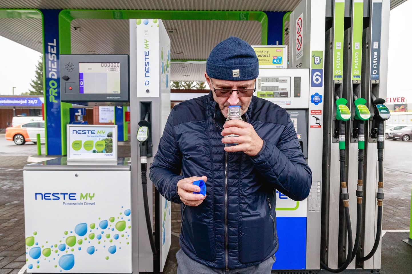 Autode Müügi- ja Teenindusettevõtete Eesti Liidu juht Arno Sillat tutvub täielikult jäätmetest toodetava diislikütusega.