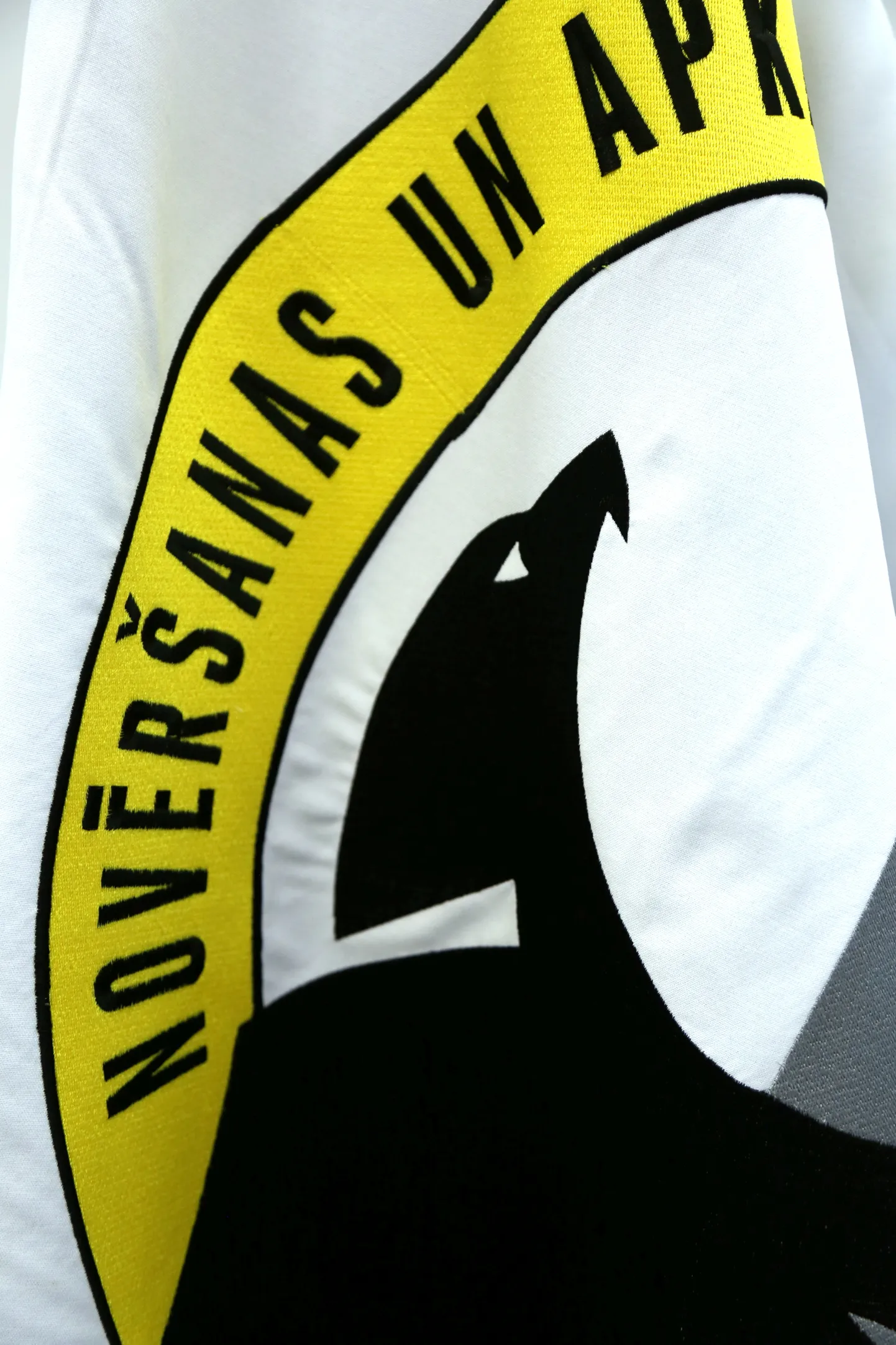 Korupcijas novēršanas un apkarošanas biroja karogs ar logo.
