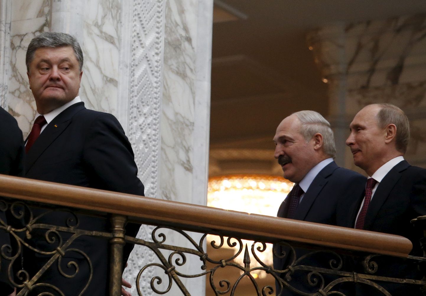 Ukraina president Petro Porošenko vaatab üle õla Valgevene ja Venemaa presidendi poole.