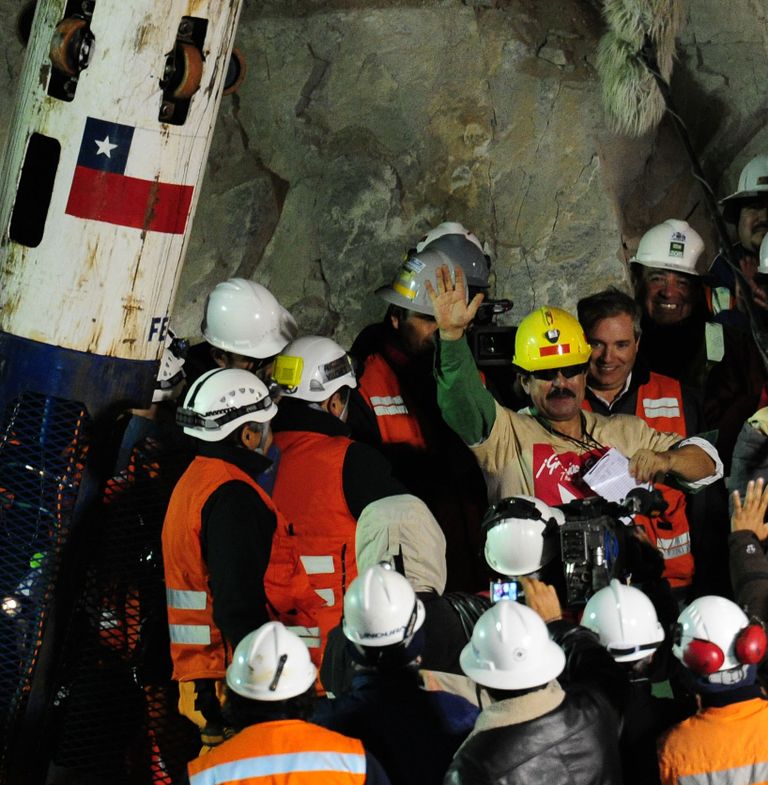 Tšiili kaevandaja Juan Illanes rõõmustamas, pärast 69 päevast maa alusest lõksust pääsemist.