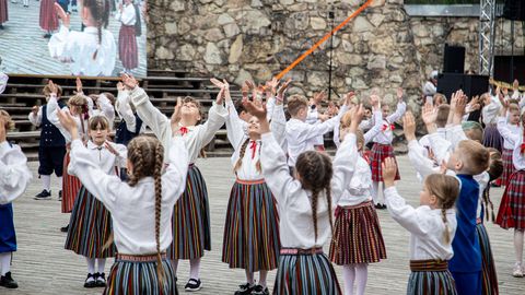 GALERII JA VIDEO ⟩ Valgamaalased pidasid Lätis suurt laulu- ja tantsupidu