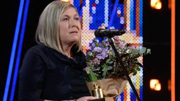 “Literatūra” zelta atsvara statuete «Kilograms kultūras 2015» tika pasniegta Norai Ikstenai par romānu “Mātes piens”