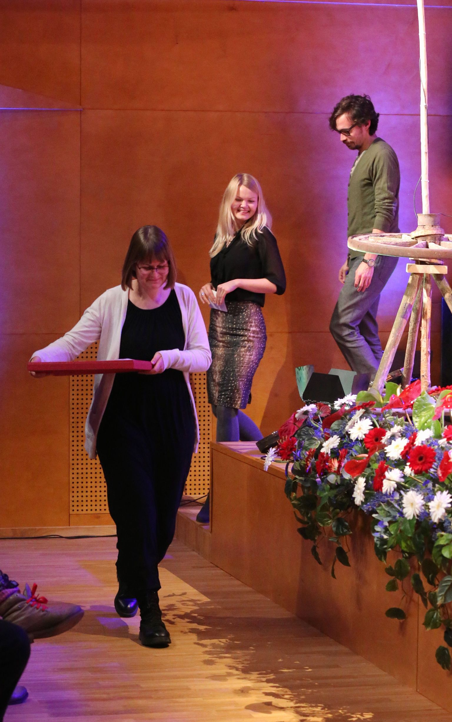Müürilehe toimetuse esindajatena käisid Elleri kooli Tubina saali laval aasta kutselise koosluse tiitlit ja auhinda vastu võtmas Maarja Pärtna (vasakult), Emilie Toomela ja Madis Katz.