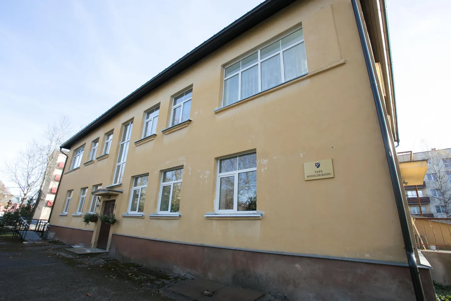 Tapa hooldekodu räsis koroonaviirus: 14 kliendil ja kolmel töötajal osutus koroonaproov positiivseks. Tänaseks on kolm inimest haiglaravil ja kaks elust lahkunud.