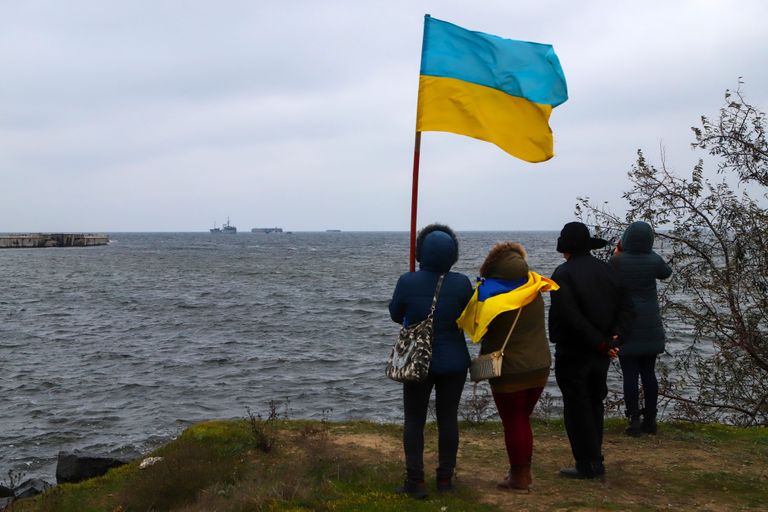 Ukrainlased tervitamas Venemaalt tagasi saadud sõjalaevu.