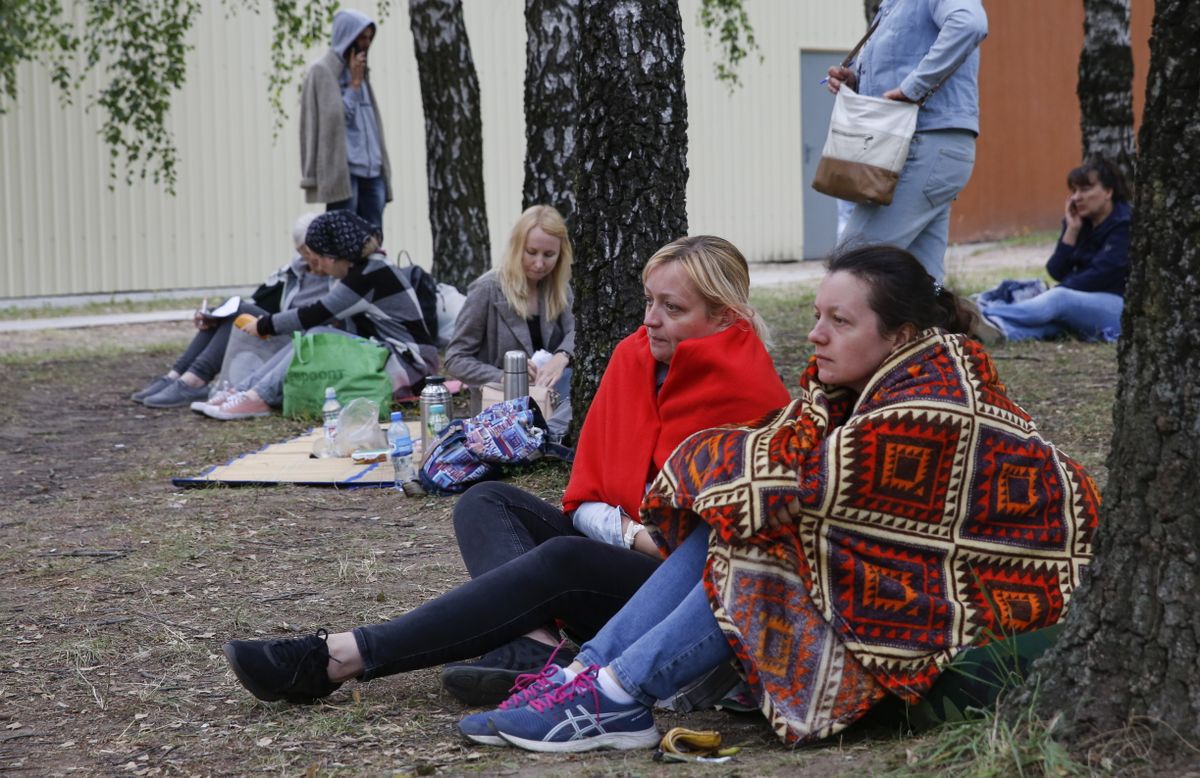 Cilvēki pie ieslodzījuma vietas gaida ziņas par saviem tuviniekiem, kas aizturēti protestu laikā Baltkrievijā
