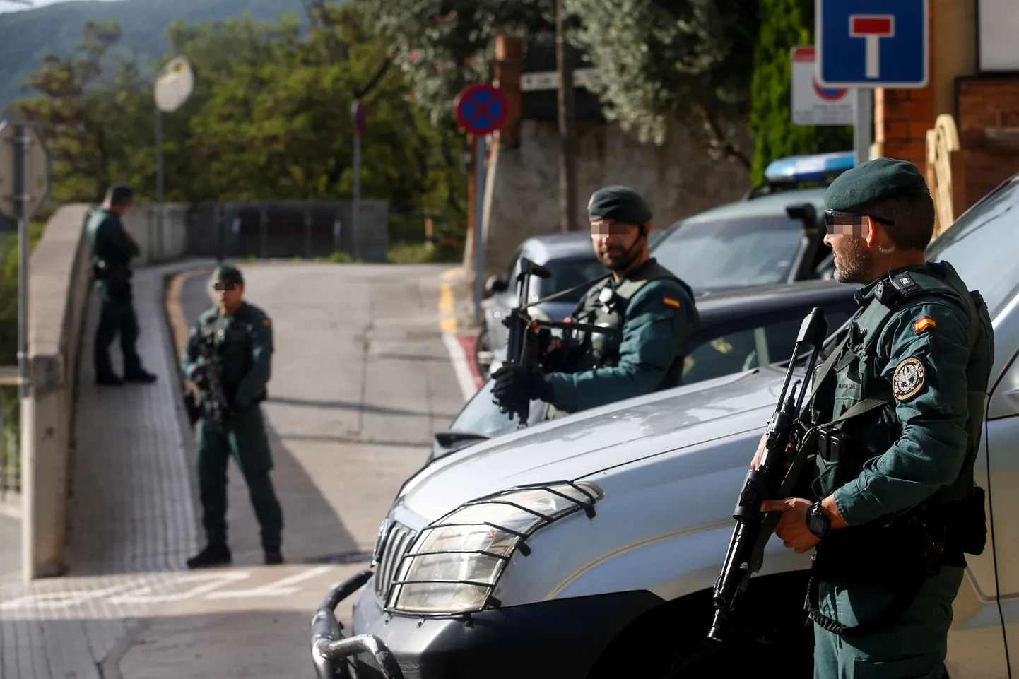 Guardia Civil korraldamas läbiotsimist täna Sant Fost de Campcentelle piirkonnas.