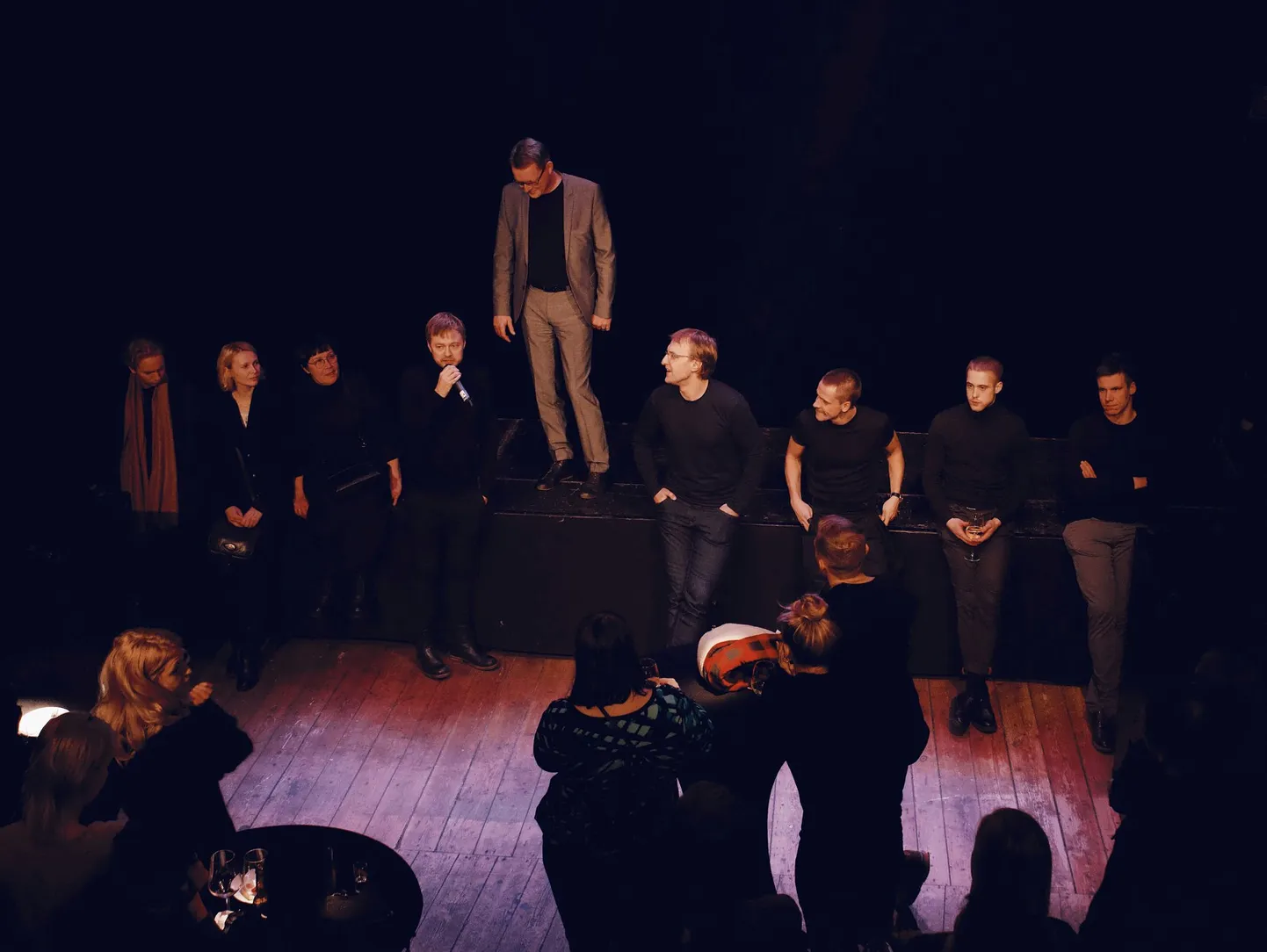 Von Krahli uue trupi avalik välja hüüdmine ehk Peeter Jalakas Krahli sünnipäeval teatamas, et uude truppi kuuluvad Mari Abel, Ingmar Jõela, Lauri Lagle, Rasmus Kaljujärv, Mart Koldits, Jörgen Liik, Markus Truup ja Marika Vaarik. 28. novembril esietendub nende esimene ühine töö, Lauri Lagle lavastus «Paratamatus elada ühel ajal».