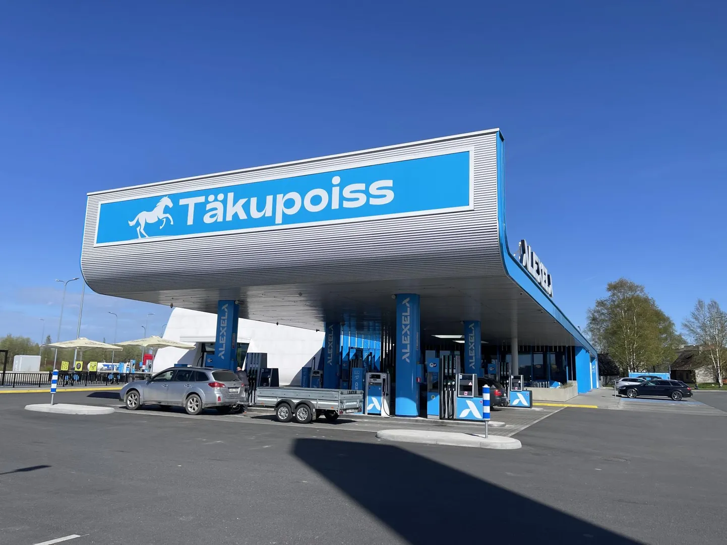 Alexela Täkupoisi tankla on samuti autonoomse toitega.