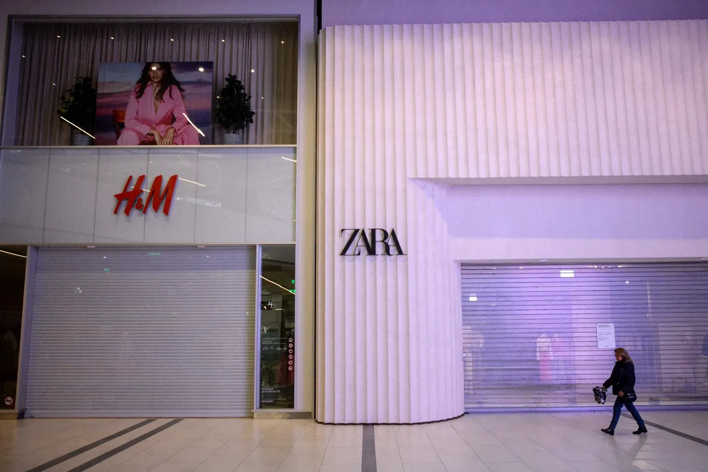 Закрытые магазины H&M и Zara в московском торговом центре.