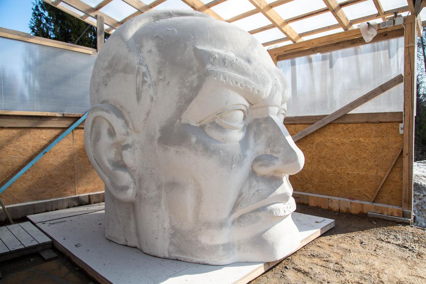 Kiviraidur Margus Kurvits tahub algselt 40 tonni kaalunud graniidirahnust Pätsi mälestusmärki nimega «Riigipea».
Pildil vahtplastist vormitud pea.