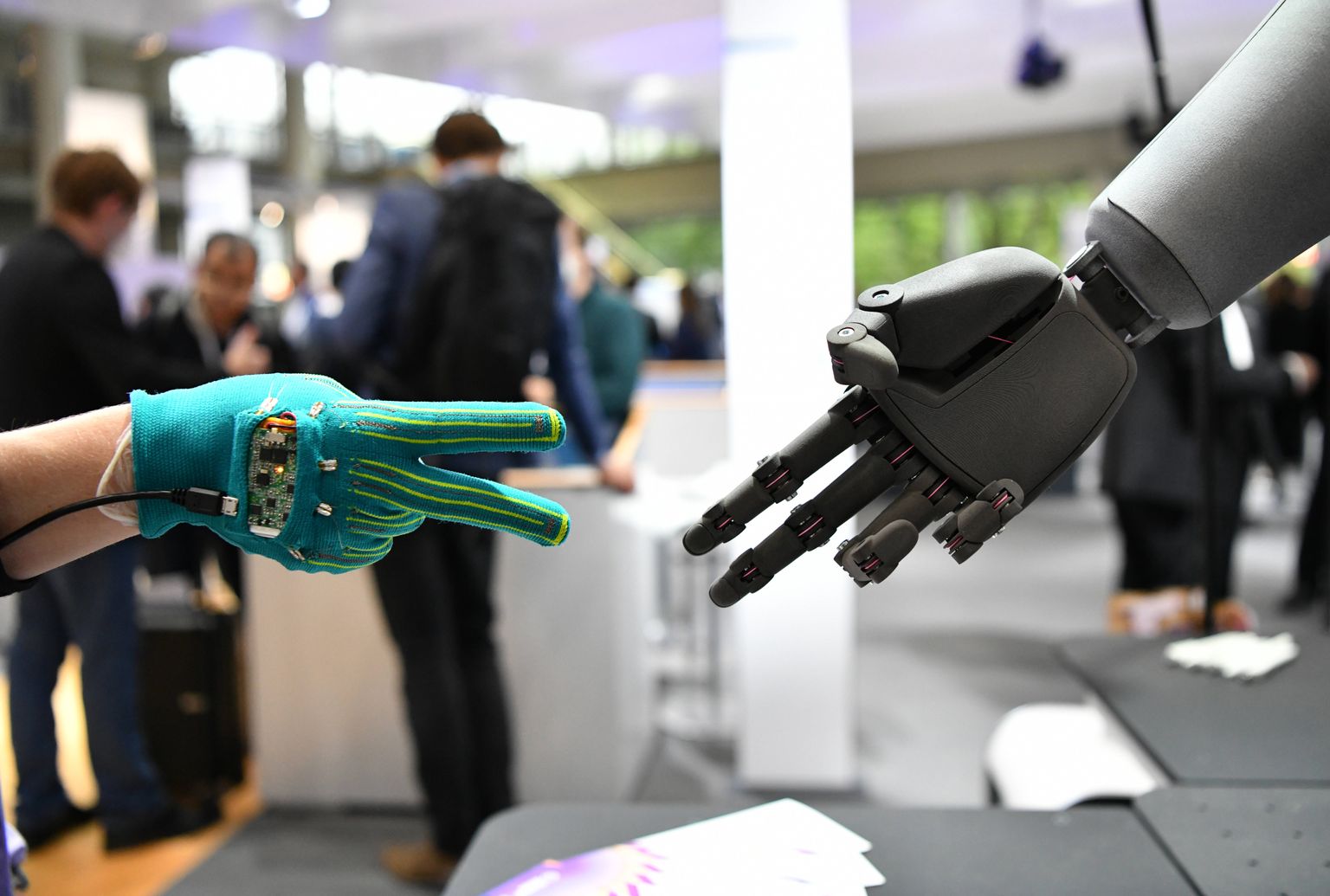 Hannoveri messil oli sel aastal väljas inimestega suhtlev robot. Tööstus 5.0 tahab panna tööstusrobotid samamoodi inimestega suhtlema.