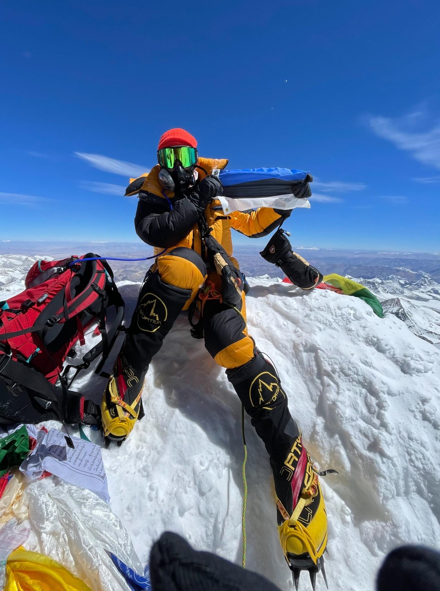 Krisli Melesk on neljas eestlane, kes on käinud maailma katusel. Nüüd vallutas ta maailma raskeima mäe K2. Fotol on naine sinimustvalge lipuga Mount Everesti tipus.