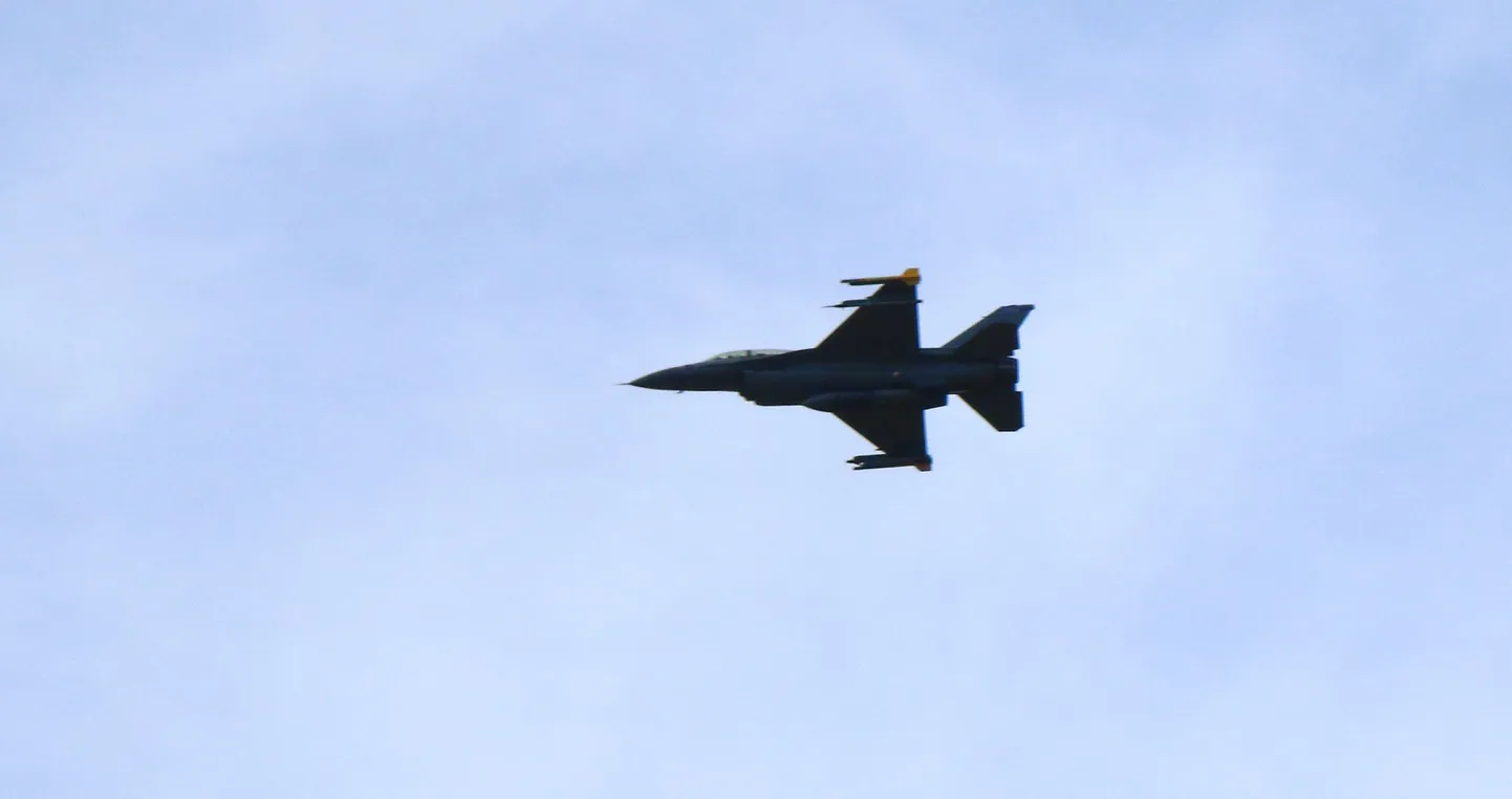 Hävitaja F-16 harjutuslendu tegemas.