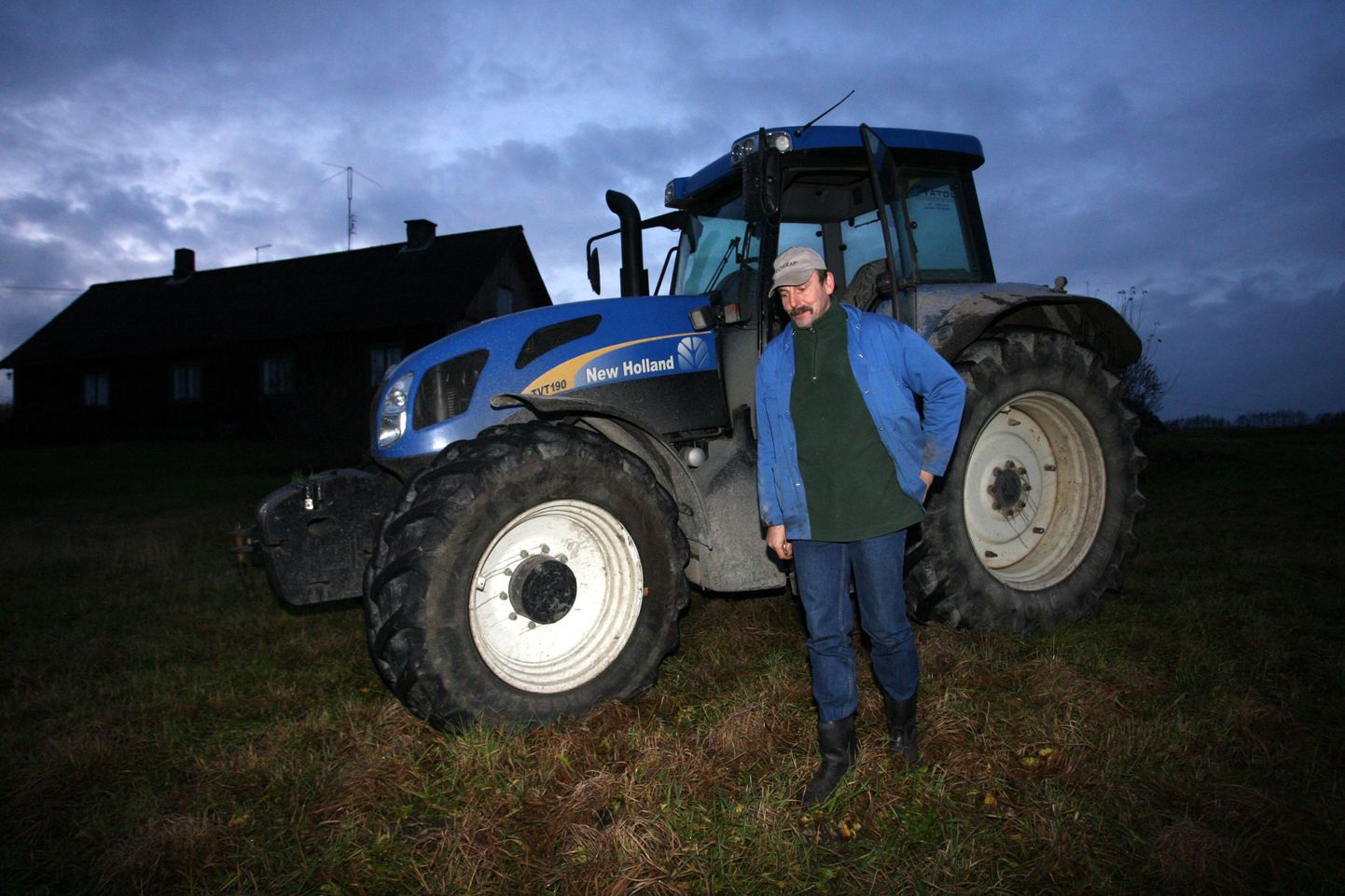 OÜ Valdereks traktorist Toomas Känd leiab, et riik ajab käibemaksu tõstes pilli lõhki. Tema saab küll palka firmalt, aga kui firmal tekivad probleemid, läheb ka töötajatel raskeks.