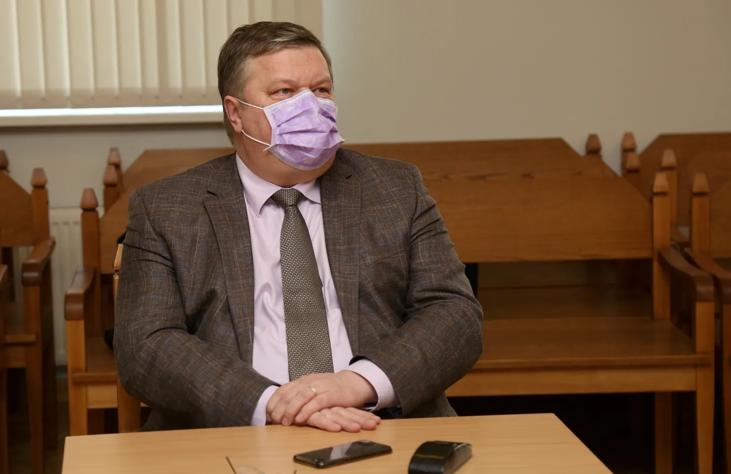Apsūdzētais - kādreizējais Aivara Lemberga biznesa partneris Ansis Sormulis tiesas sēdes laikā Rīgas apgabaltiesā, kur viņam, Ventspils domes priekšsēdētājam Aivaram Lembergam un viņa dēlam Anrijam pirmās instances tiesa pasludina saīsināto tiesas spriedumu tā dēvētajā Aivara Lemberga krimināllietā.