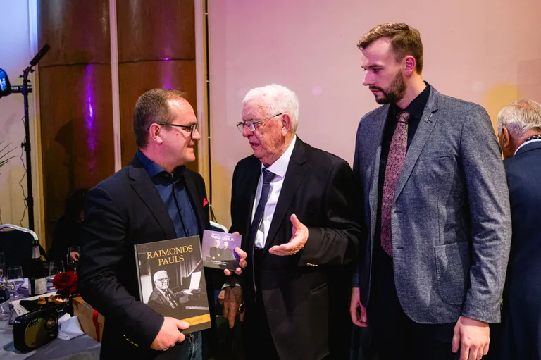 Izdevniecības "MicRec" vadītājs Guntars Račs ar jauno izdevumu rokās. Sarunā piedalās Maestro Raimonds Pauls un dziedātājs Edgars Ošleja. Albuma “Raimonda Paula dziesmas dzied Edgars Ošleja” prezentācijas koncerts Latvijas Radio 1. studijā. 2024. gada 2. novembris.
