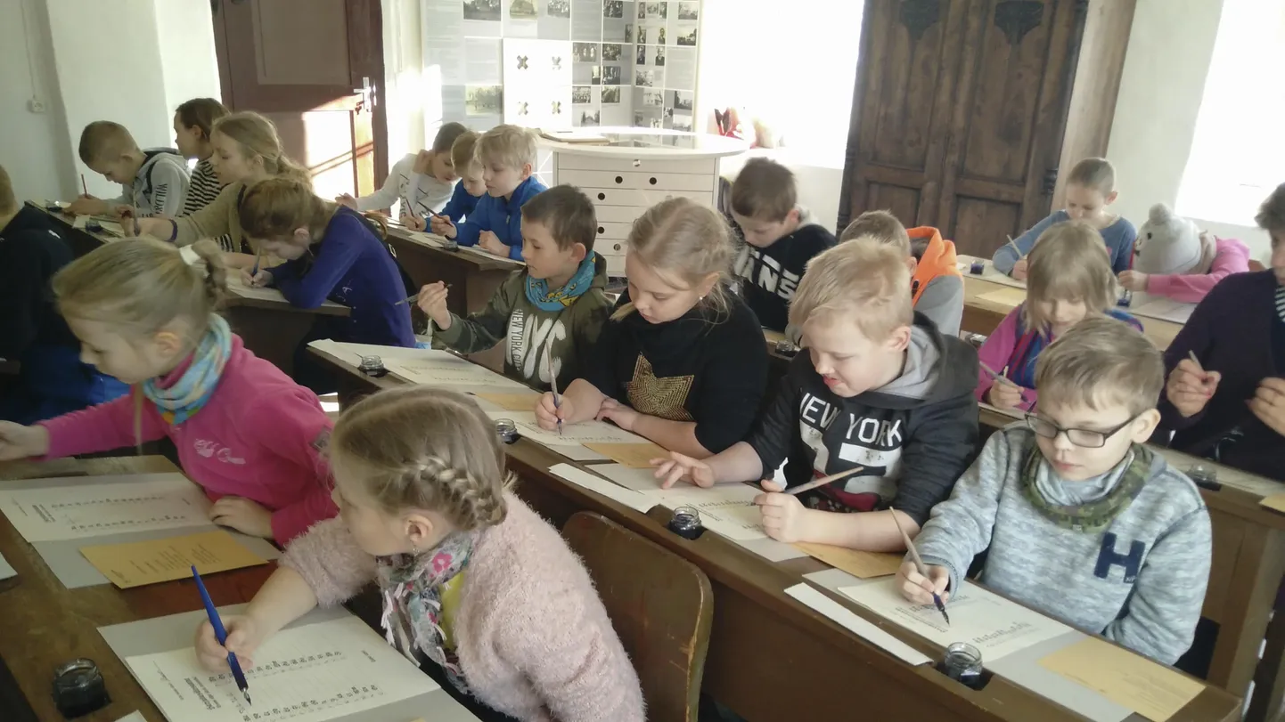 Eimtali koolimajan saap pruuvi tindige papre pääle kirjutemist.