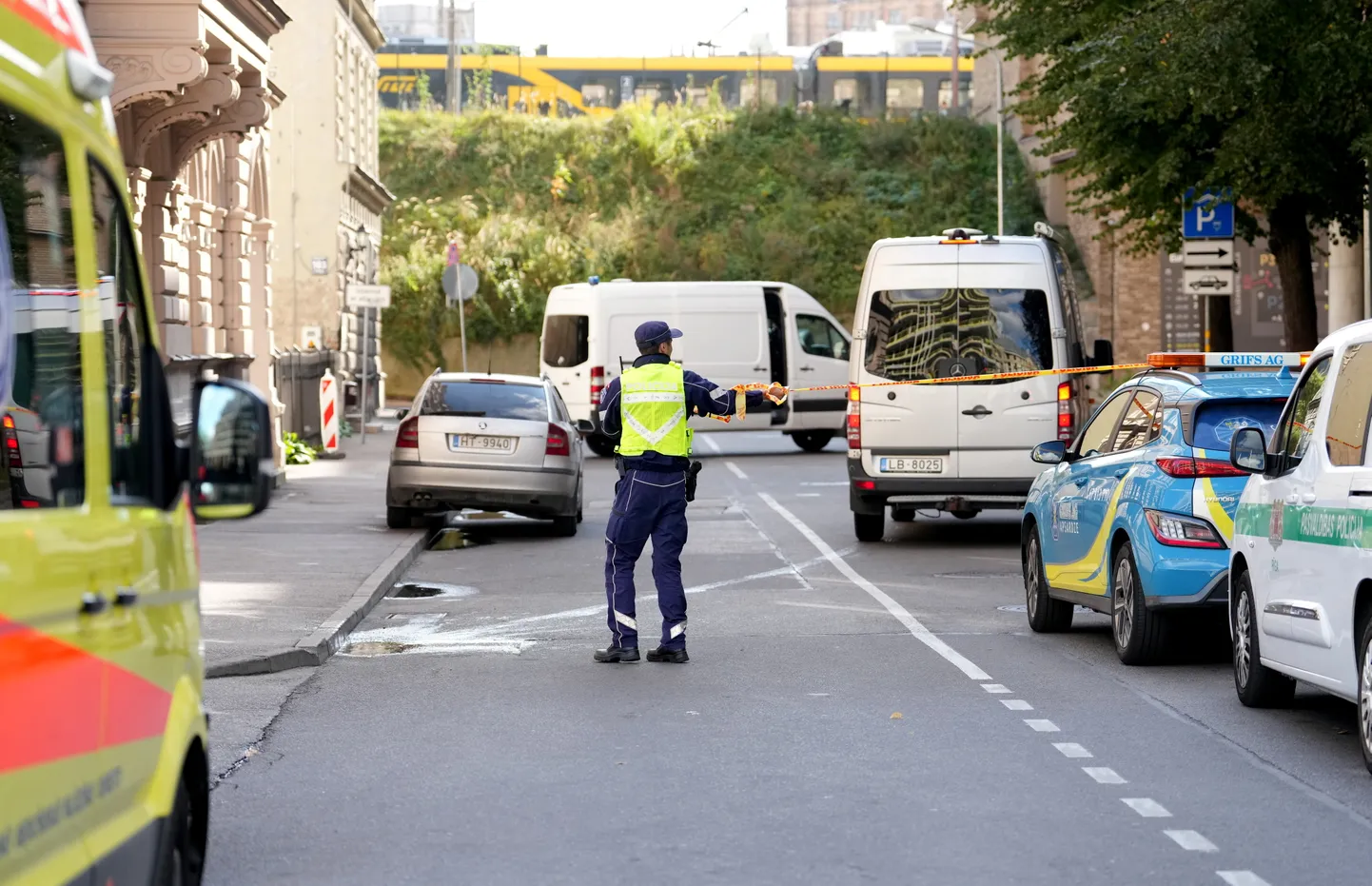 Policija un Valsts ugunsdzēsības un glābšanas dienests norobežo teritoriju uz laiku pie tirdzniecības centra "Origo" Elizabetes ielā.