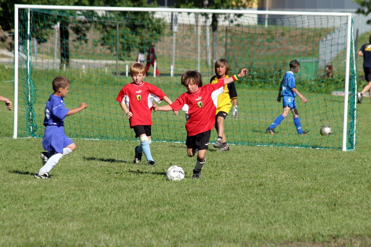 Pärnu suveturniiri kõige nooremate grupis mängivad omavahel üheksa-aastased vutimehed.