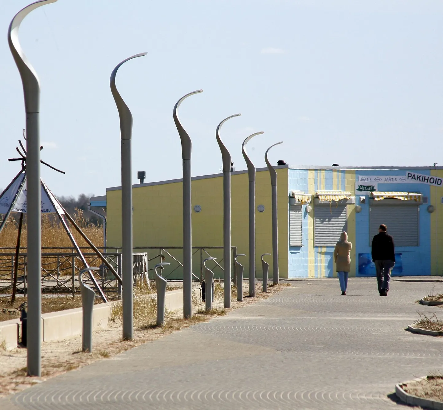 Järgmisel nädalal viiakse rannapromenaadilt ära pingid-prügikastid, Side tänava otsast lammutatakse vanad puitplatvormid ja neist mere poole jääv poolkuukujuline maja.