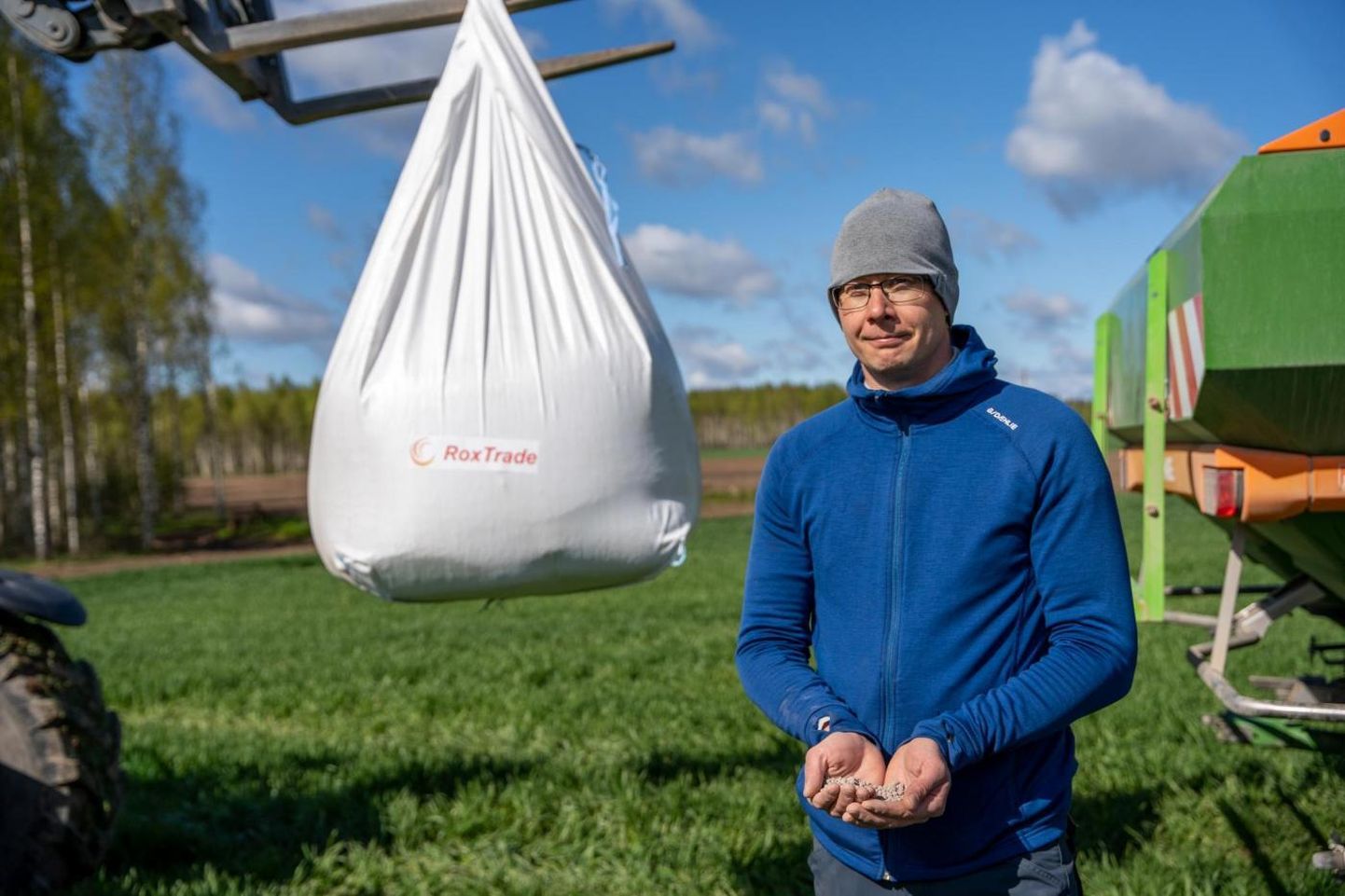 Руководитель семеноводческого центра Паали, агроном Эрик Паалман испытывает новое удобрение.