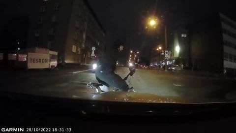 Видео ⟩ Политик EKRE сбил велосипедиста в темноте