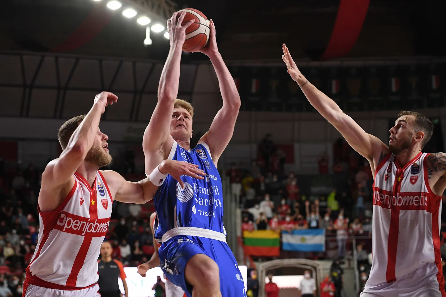 Kaspar Treier (palliga) viskas põhiturniiri viimases mängus Varese vastu 7 punkti. Vasakul Eesti koondise kapten Siim-Sander Vene.