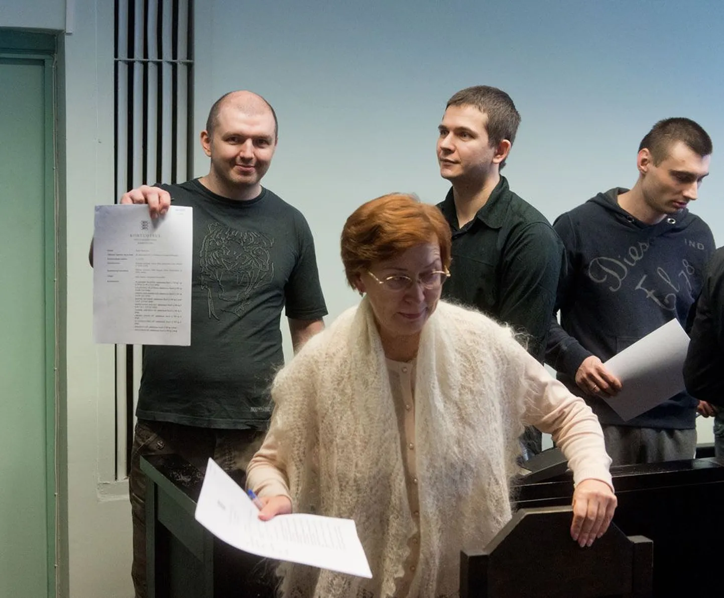 Eilse kohtuotsuse üle silmanähtavalt õnnelikud: esiplaanil Valentina Tšaštšina, tema taga vasakult Dmitri Jegorov, Konstantin Poltev ja Timur Gerassimenko.