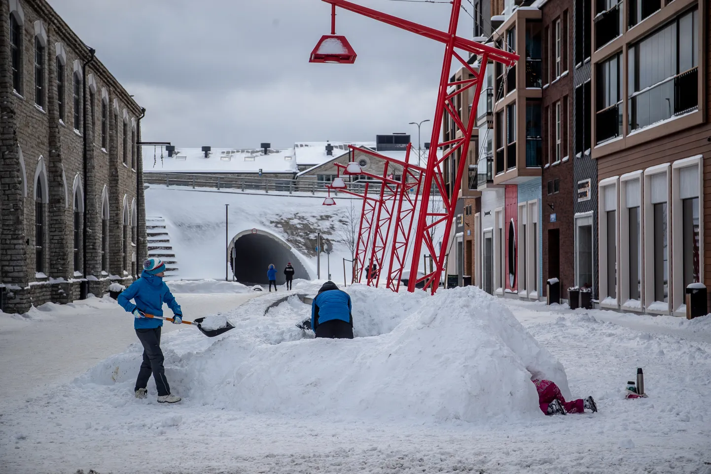 Строительство снежного городка в одном из престижных жилых районов Таллинна - квартале Ноблесснера.