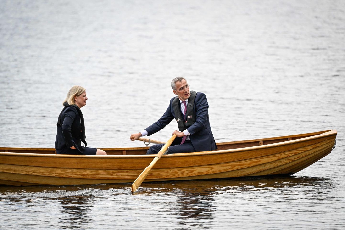 Rootsi peaminister Magdalena Andersson (vasakul) loodab, et NATO võtab Rootsi oma paati, ka kaudsemas tähenduses. Paremal NATO peasekretär Jens Stoltenberg. 