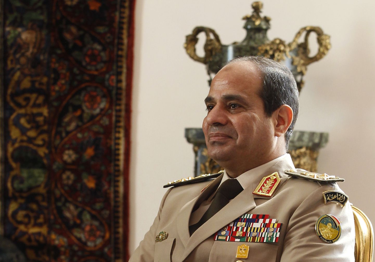 Kindral Abdel Fattah al-Sisi (pildil) on peaministri sõnul kena mees ja naisvalijate seas seetõttu populaarne.