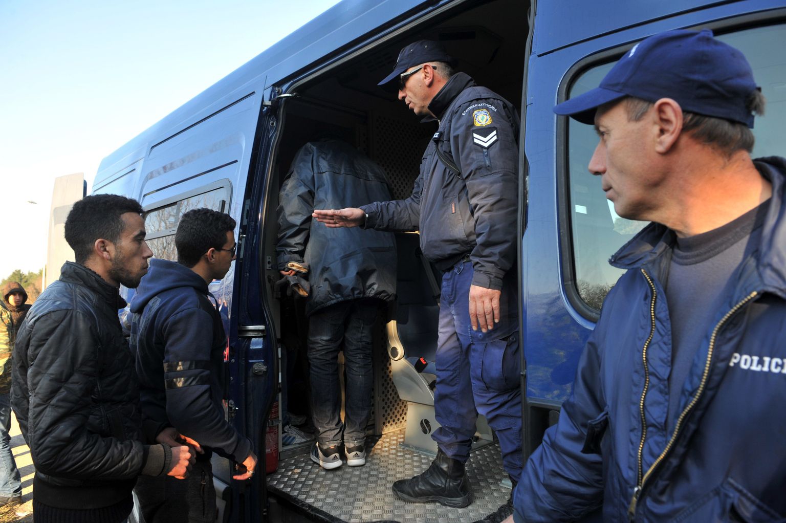 Kreeka ja Makedoonia piirilt bussidega Ateenasse tagasisaadetevad sisserändajad.