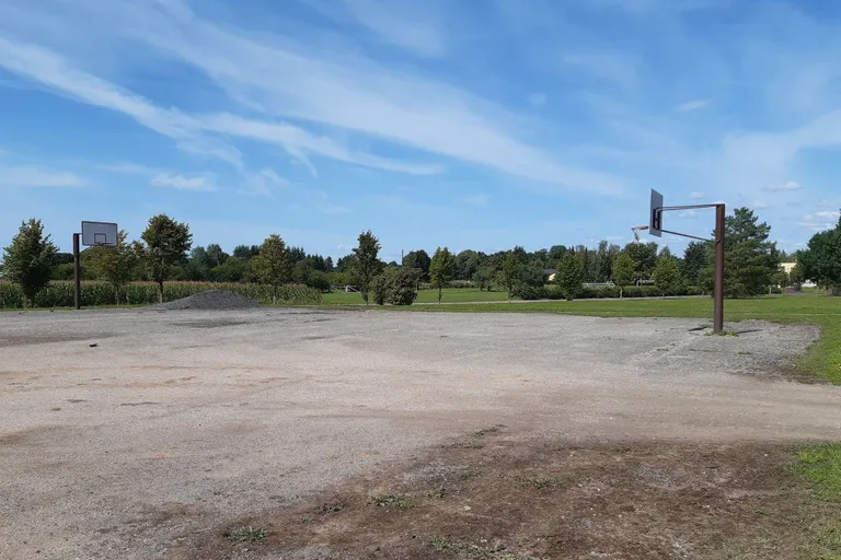 Idee nr 7. Ilmatsalu keskuse liikumisala. Idee esitajad soovivad rajada Ilmatsalu põhikooli territooriumile liikumisväljaku. Seda saaks kasutada nii koolipere kui ka ülejäänud elanikud. Sinna tuleks väljakud pallimängudeks ning tasakaalurada ja välijõusaal.